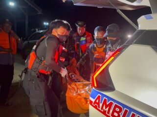 Tim SAR Gabungan saat mengevakuasi jenazah nelayan yang sempat hilang di perairan Kabaena, Kabupaten Bombana. Foto: Istimewa