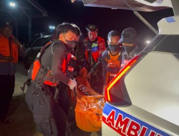 Tim SAR Gabungan saat mengevakuasi jenazah nelayan yang sempat hilang di perairan Kabaena, Kabupaten Bombana. Foto: Istimewa