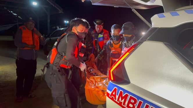 
 Tim SAR Gabungan saat mengevakuasi jenazah nelayan yang sempat hilang di perairan Kabaena, Kabupaten Bombana. Foto: Istimewa