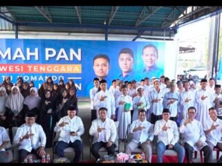 Jajaran pengurus DPW PAN Sultra berfoto bersama saat kegiatan tasyakuran dalam rangka memperingati Hari Ulang Tahun (HUT) ke-28 PAN di Sekretariat DPW PAN Sultra. Foto: Istimewa
