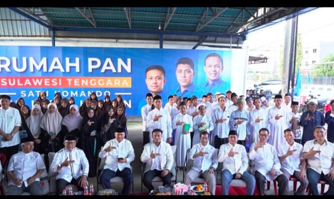 
 Jajaran pengurus DPW PAN Sultra berfoto bersama saat kegiatan tasyakuran dalam rangka memperingati Hari Ulang Tahun (HUT) ke-28 PAN di Sekretariat DPW PAN Sultra. Foto: Istimewa