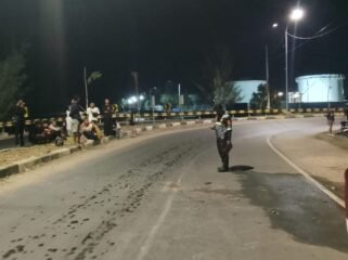 Personel Sat Lantas Polres Kolaka tengah melakukan olah TKP di lokasi kecelakaan yang menewaskan seorang pelajar. Foto: Istimewa