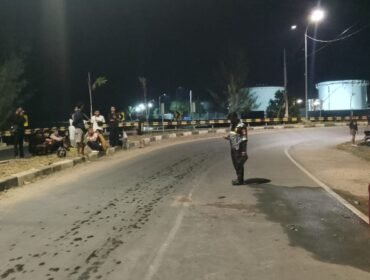 Personel Sat Lantas Polres Kolaka tengah melakukan olah TKP di lokasi kecelakaan yang menewaskan seorang pelajar. Foto: Istimewa