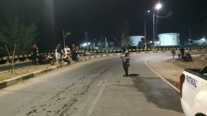 
 Personel Sat Lantas Polres Kolaka tengah melakukan olah TKP di lokasi kecelakaan yang menewaskan seorang pelajar. Foto: Istimewa