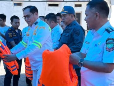 Kepala KUPP Kelas I Molawe, Capt Mastri Tulak saat membagikan life jaket kepada nelayan di Konawe Utara. Foto: Istimewa