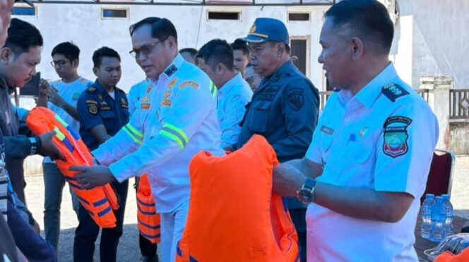 
 Kepala KUPP Kelas I Molawe, Capt Mastri Tulak saat membagikan  life jaket kepada nelayan di Konawe Utara. Foto: Istimewa