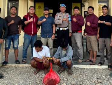 Dua pemuda di Konawe Selatan ditangkap polisi diduga edarkan sabu lewat sistem tempel. Foto: Istimewa