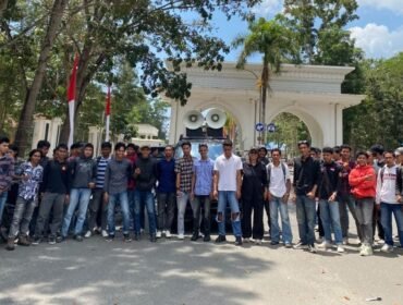 Gempur Sultra kembali menggelar unjuk rasa dan mendesak Polda Sultra lakukan pemeriksaan terhadap istri Suparjo kasus pertambangan di Konsel. Foto: Istimewa