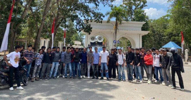 
 Gempur Sultra kembali menggelar unjuk rasa dan mendesak Polda Sultra lakukan pemeriksaan terhadap istri Suparjo kasus pertambangan di Konsel. Foto: Istimewa