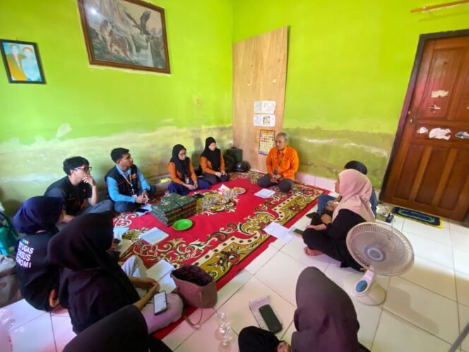 
 Kepala BPS Kabupaten Bombana dan beberapa pegawai BPS, pengawas serta petugas lapangan sensus ekonomi saat melakukan rapat terkait pelaksanaan Sensus Ekonomi 2026. Foto: Istimewa