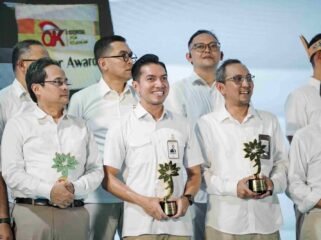 Direktur Utama Bank Sultra, Andri Permana Diputra Abubakar (tengah) saat menerima penghargaan KEJAR Award 2026 di Bekasi Jawa Barat. Foto: Istimewa