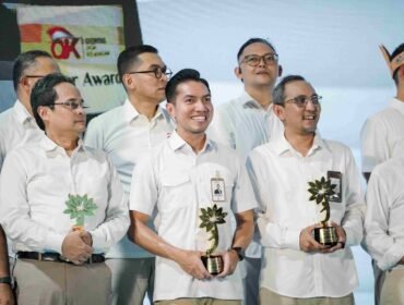 Direktur Utama Bank Sultra, Andri Permana Diputra Abubakar (tengah) saat menerima penghargaan KEJAR Award 2026 di Bekasi Jawa Barat. Foto: Istimewa