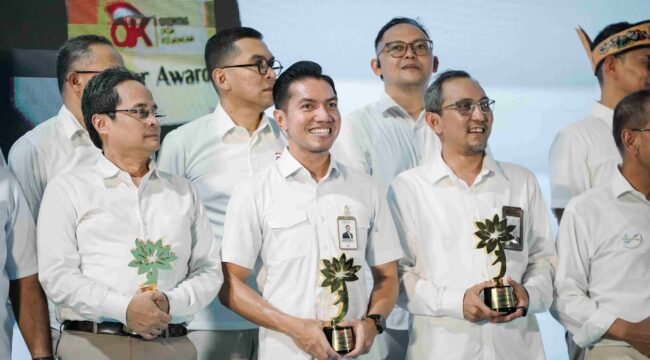 Direktur Utama Bank Sultra, Andri Permana Diputra Abubakar (tengah) saat menerima penghargaan KEJAR Award 2026 di Bekasi Jawa Barat. Foto: Istimewa