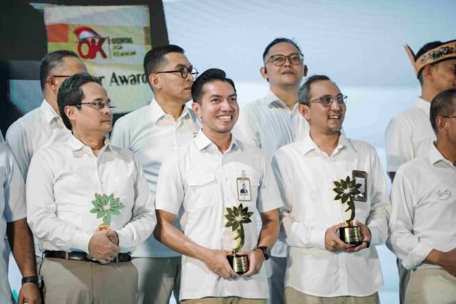 
 Direktur Utama Bank Sultra, Andri Permana Diputra Abubakar (tengah) saat menerima penghargaan KEJAR Award 2026 di Bekasi Jawa Barat. Foto: Istimewa
