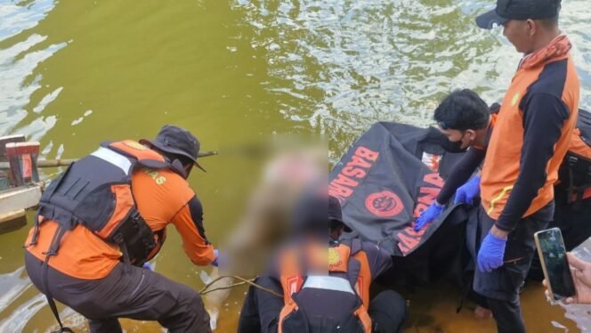 
 Petugas Basarnas saat hendak mengevakuasi jasad korban yang ditemukan dengan tanpa kepala di Sungai Lalindu Konawe Utara. Foto: Istimewa