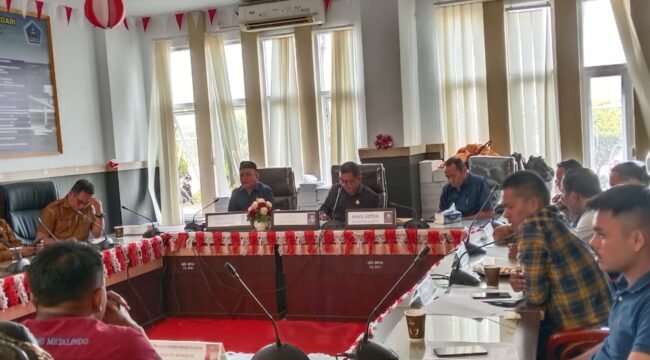 Rapat Dengar Pendapat (RDP) yang digelar Komisi III DPRD Kota Kendari terkait pelanggaran tata ruang yang dilakukan oleh PT Anoa Bintang Metalindo (ABM), Senin (31/8/2026). Foto: Penafaktual.com