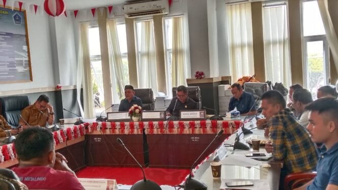 
 Rapat Dengar Pendapat (RDP) yang digelar Komisi III DPRD Kota Kendari terkait pelanggaran tata ruang yang dilakukan oleh PT Anoa Bintang Metalindo (ABM), Senin (31/8/2026). Foto: Penafaktual.com