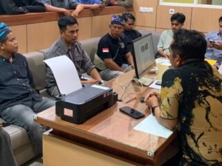 Presidium Munaken bersama anggota saat memasukan laporan di Polda Sultra. Foto: Istimewa