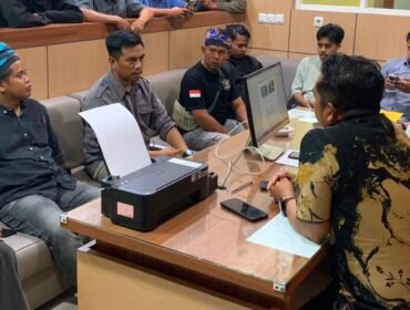Presidium Munaken bersama anggota saat memasukan laporan di Polda Sultra. Foto: Istimewa
