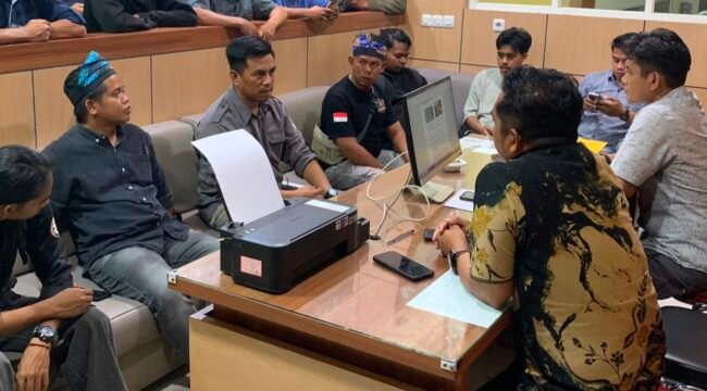 Presidium Munaken bersama anggota saat memasukan laporan di Polda Sultra. Foto: Istimewa