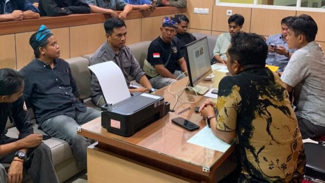 
 Presidium Munaken bersama anggota saat memasukan laporan di Polda Sultra. Foto: Istimewa