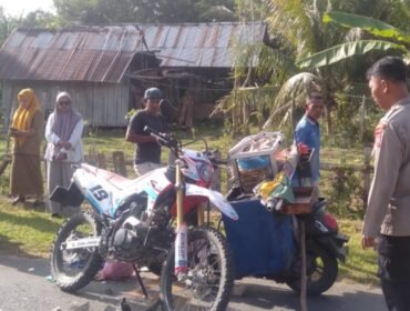 Personel Kepolisian Sektor Kusambi saat berada di lokasi kecelakaan yang melibatkan motor milik penjual siomay dengan motor CRF. Foto: Istimewa