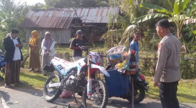 Personel Kepolisian Sektor Kusambi saat berada di lokasi kecelakaan yang melibatkan motor milik penjual siomay dengan motor CRF. Foto: Istimewa