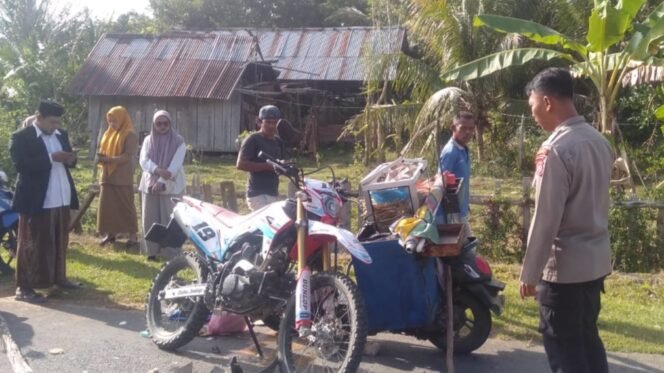 
 Personel Kepolisian Sektor Kusambi saat berada di lokasi kecelakaan yang melibatkan motor milik penjual siomay dengan motor CRF. Foto: Istimewa