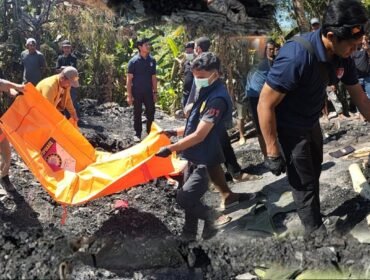 Personel Kepolisian Resor Bombana saat mengevakuasi jenazah korban serta melakukan olah TKP di lokasi kebakaran. Foto: Istimewa