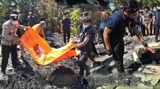 
 Personel Kepolisian Resor Bombana saat mengevakuasi jenazah korban serta melakukan olah TKP di lokasi kebakaran. Foto: Istimewa