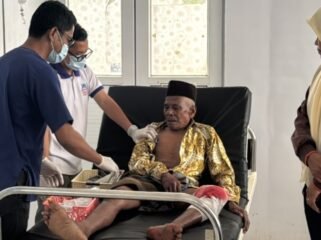 La Ane (74), warga Kelurahan Waumere, Kecamatan Tikep Muna Barat terpaksa harus menjalani perwakilan medis di rumah sakit setelah digigit seekor buaya. Foto: Istimewa