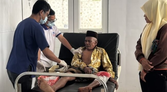 La Ane (74), warga Kelurahan Waumere, Kecamatan Tikep Muna Barat terpaksa harus menjalani perwakilan medis di rumah sakit setelah digigit seekor buaya. Foto: Istimewa
