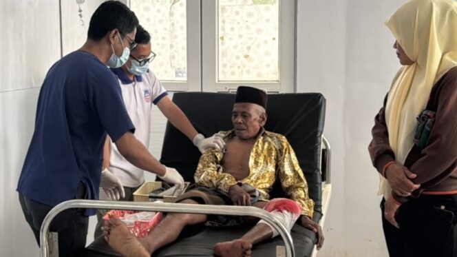 
 La Ane (74), warga Kelurahan Waumere, Kecamatan Tikep Muna Barat terpaksa harus menjalani perwakilan medis di rumah sakit setelah digigit seekor buaya. Foto: Istimewa