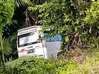 Mobil ambulans yang membawa jenazah dari Kabupaten Kolaka terperosok ke jurang usai tabrakan dengan Avanza di Lambuya Konawe. Foto: istimewa