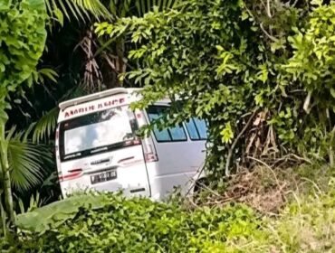 Mobil ambulans yang membawa jenazah dari Kabupaten Kolaka terperosok ke jurang usai tabrakan dengan Avanza di Lambuya Konawe. Foto: istimewa