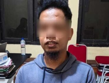 Seorang guru ngaji insial FS (32) saat menjalani pemeriksaan oleh Penyidik Unit PPA Polres Buton setelah diduga cabuli sembilan santrinya. Foto: Istimewa