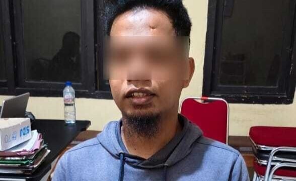 Seorang guru ngaji insial FS (32) saat menjalani pemeriksaan oleh Penyidik Unit PPA Polres Buton setelah diduga cabuli sembilan santrinya. Foto: Istimewa