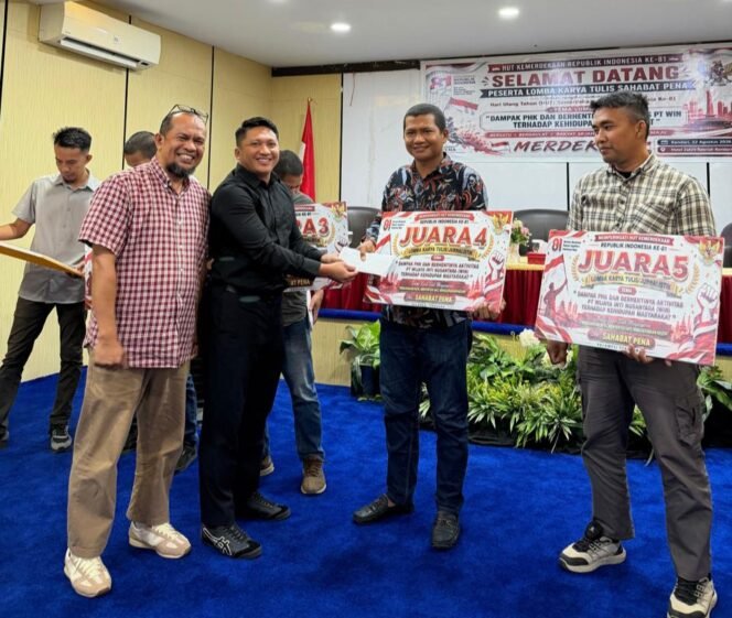 
 Panitia menyerahkan hadia kepada para pemenang lomba karya jurnalistik. Foto: Istimewa