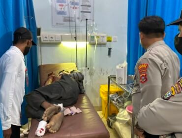Korban penganiayaan senjata tajam di Konawe langsung dilarikan ke rumah sakit untuk menjalani perawatan medis. Foto: Istimewa