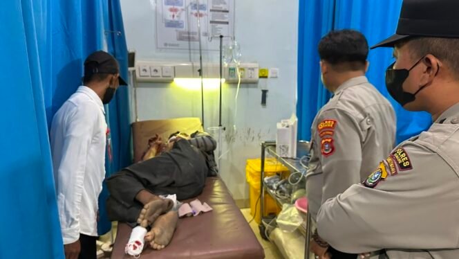 
 Korban penganiayaan senjata tajam di Konawe langsung dilarikan ke rumah sakit untuk menjalani perawatan medis. Foto: Istimewa
