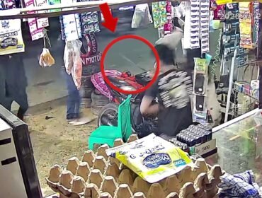 Rekaman CCTV yang memperlihatkan pemilik kios diduga mengejar dua pria dengan menggunakan senjata tajam jenis parang (dalam lingkaran merah). Foto: Istimewa