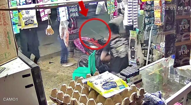 Rekaman CCTV yang memperlihatkan pemilik kios diduga mengejar dua pria dengan menggunakan senjata tajam jenis parang (dalam lingkaran merah). Foto: Istimewa