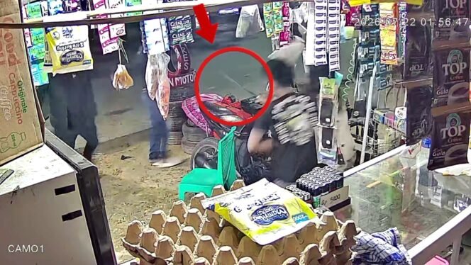 
 Rekaman CCTV yang memperlihatkan pemilik kios diduga mengejar dua pria dengan menggunakan senjata tajam jenis parang (dalam lingkaran merah). Foto: Istimewa