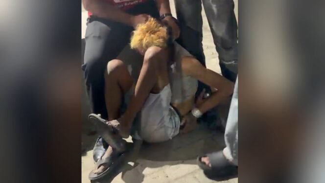 
 Pria insial DH (46) diamankan warga setelah terperogok hendak curi gerobak jualan di Kelurahan Watu-Watu Kendari. Foto: Istimewa