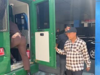 La Ami, Anggota DPRD Kendari saat hendak dibawa ke Rutan Kelas  IIA Kendari usai dilakukan eksekusi oleh Kejari Kendari. Foto: Istimewa