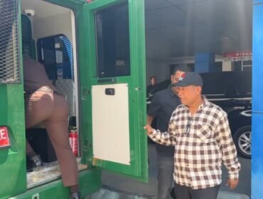La Ami, Anggota DPRD Kendari saat hendak dibawa ke Rutan Kelas IIA Kendari usai dilakukan eksekusi oleh Kejari Kendari. Foto: Istimewa