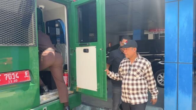 
 La Ami, Anggota DPRD Kendari saat hendak dibawa ke Rutan Kelas  IIA Kendari usai dilakukan eksekusi oleh Kejari Kendari. Foto: Istimewa