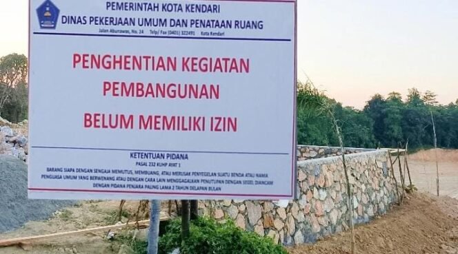 
 Pembangunan pondasi di kawasan Alexandria Hills, Kelurahan Puuwatu yang diduga mengabaikan plang penghentian pembangunan. Foto: Istimewa  