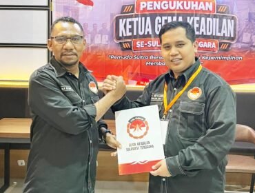 Ketua DPW GEMA Keadilan Sulawesi Tenggara, H. Muh. Mu’tashim Saifullah, S.Ars., M.PWK, menyerahkan Surat Keputusan kepada Sudiami, S.H., M.H sebagai Ketua DPD GEMA Keadilan Kabupaten Bombana. Foto: Istimewa