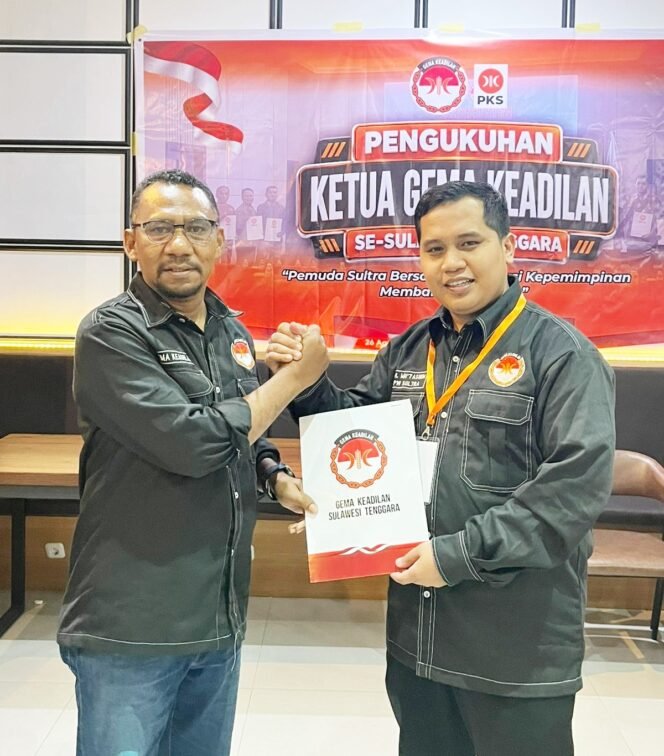 
 Ketua DPW GEMA Keadilan Sulawesi Tenggara, H. Muh. Mu’tashim Saifullah, S.Ars., M.PWK, menyerahkan Surat Keputusan kepada Sudiami, S.H., M.H sebagai Ketua DPD GEMA Keadilan Kabupaten Bombana. Foto: Istimewa